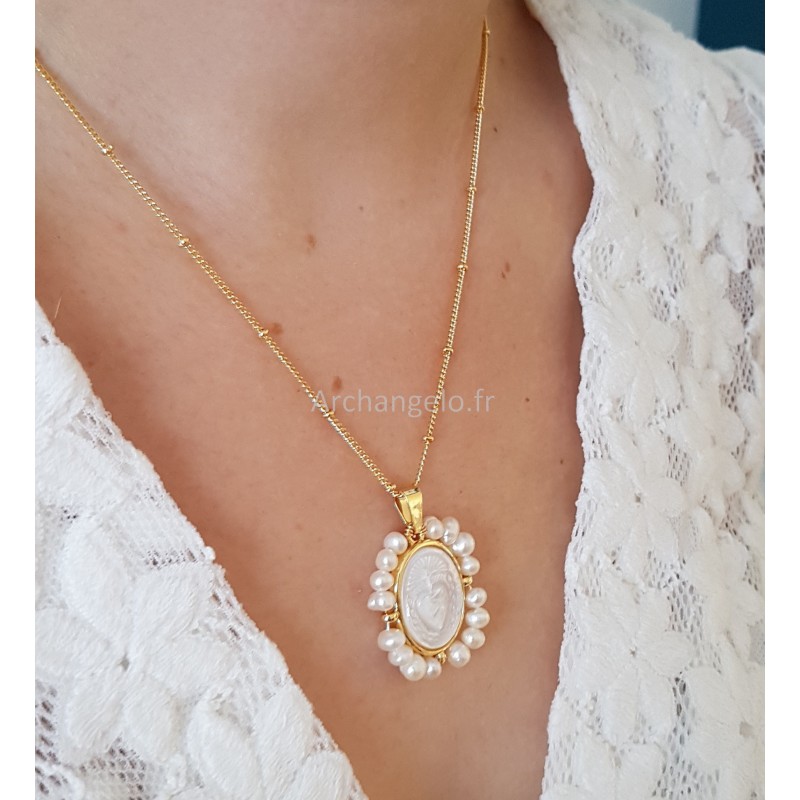 Médaille du Cœur Sacré. en pure nacre, et perles d'eau douce.