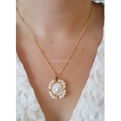 Médaille du Cœur Sacré. en pure nacre, et perles d'eau douce.