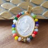 Médaille du Cœur Sacré. en pure nacre, et perles de cristal multicolores.