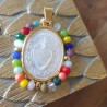 Médaille du Cœur Sacré. en pure nacre, et perles de cristal multicolores.