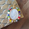 Médaille du Cœur Sacré. en pure nacre, et perles de cristal multicolores.