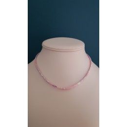 Collier Liberty rose buvard pour mettre en valeur vos bijoux religieux.