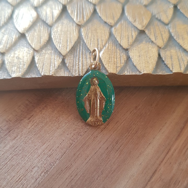 Médaille miraculeuse pailletée or , fond vert sapin.
