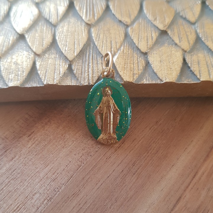 Médaille miraculeuse pailletée or , fond vert sapin.