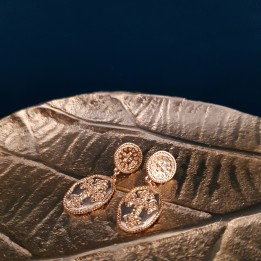 Boucles d'oreilles croix trilobée.