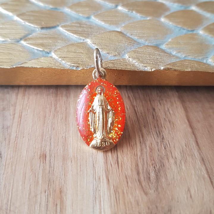 Médaille miraculeuse pailletée or , fond mandarine.