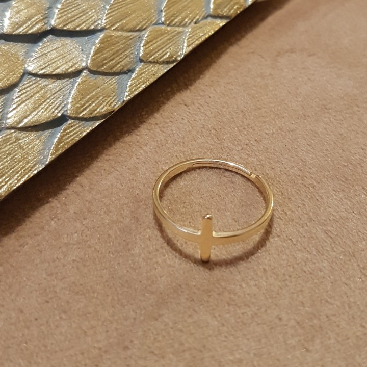 Bague croix dorée.