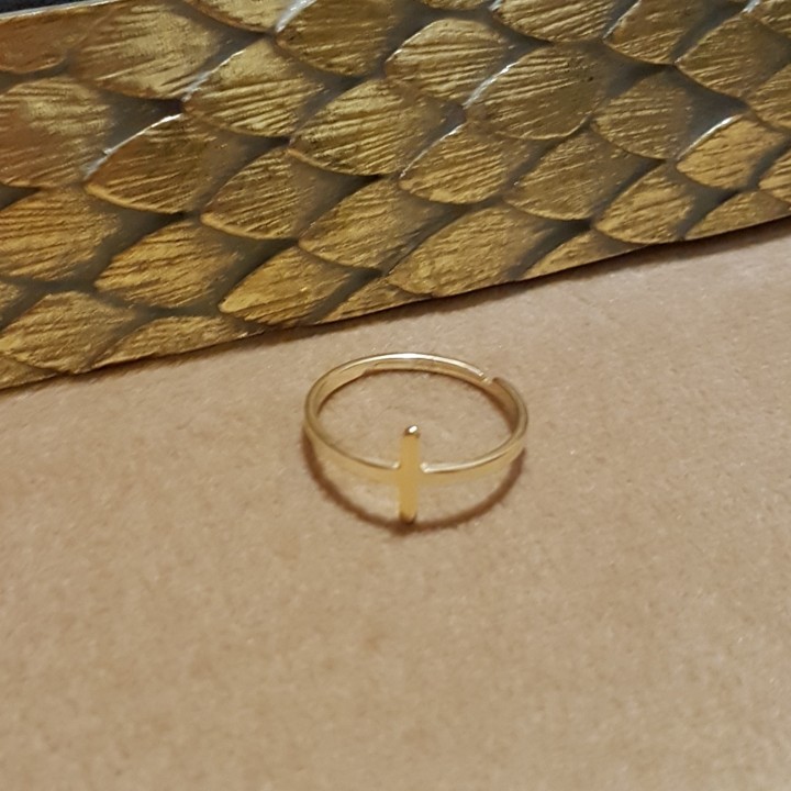 Bague croix dorée.