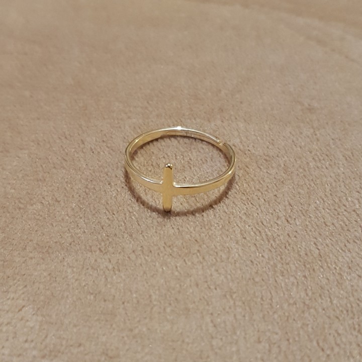 Bague croix dorée.