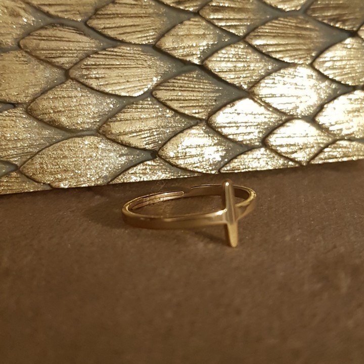 Bague croix dorée.