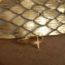 Bague croix dorée.
