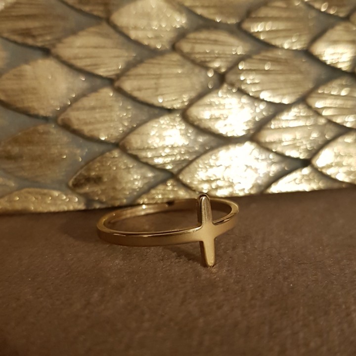 Bague croix dorée.