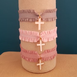 Ruban froufrou et croix émaillée blanche.