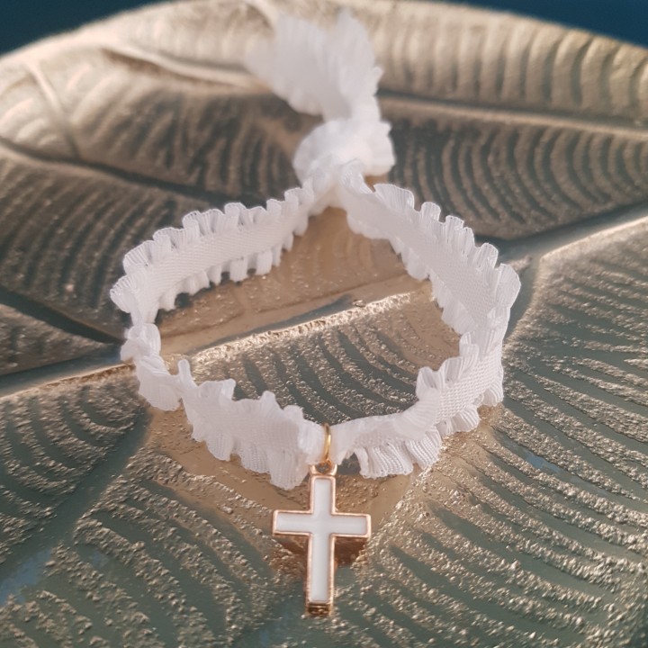 Ruban froufrou et croix émaillée blanche.