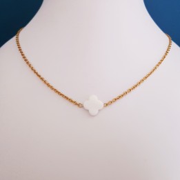 Pendentif nacre croix tréflée.