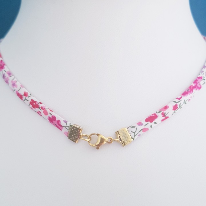 croix émaillée rose vif