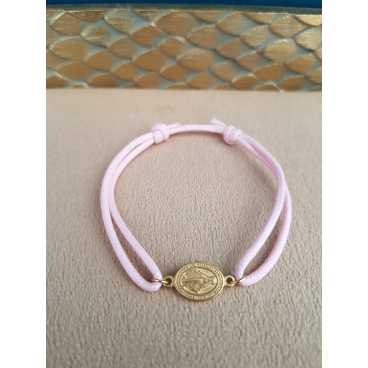 Bracelet coulissant rose et médaille de la Vierge Marie.