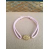 Bracelet coulissant rose et médaille de la Vierge Marie.