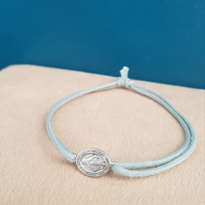 Bracelet coulissant rose et médaille de la Vierge Marie.