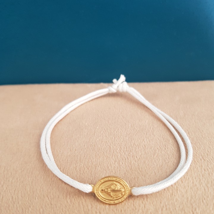 Bracelet coulissant rose et médaille de la Vierge Marie.
