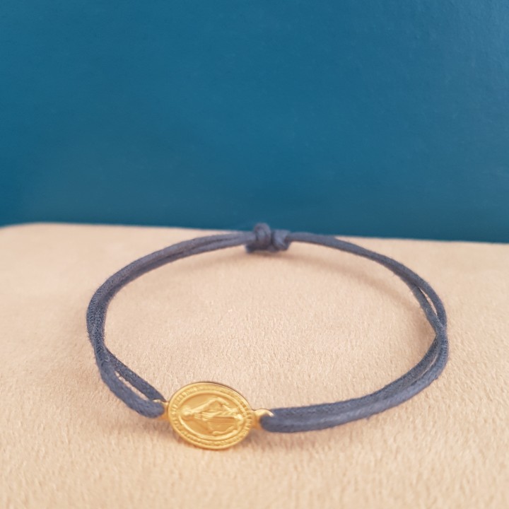 Bracelet coulissant rose et médaille de la Vierge Marie.