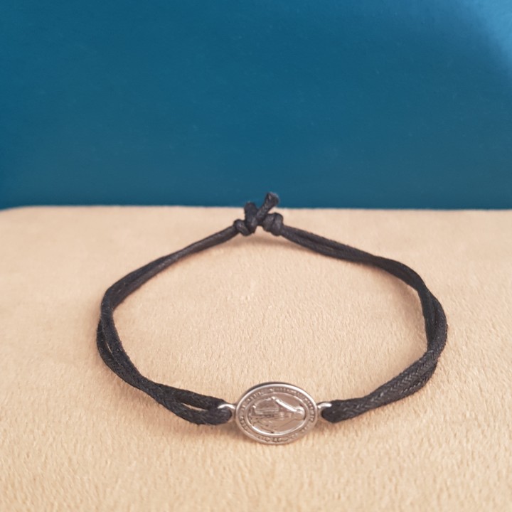 Bracelet coulissant rose et médaille de la Vierge Marie.