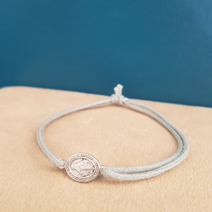 Bracelet coulissant rose et médaille de la Vierge Marie.
