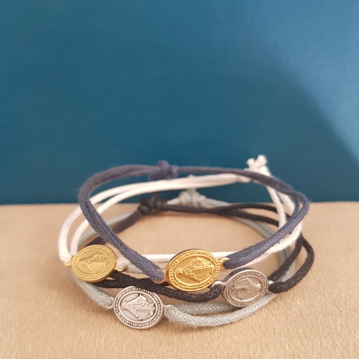 Bracelet coulissant rose et médaille de la Vierge Marie.
