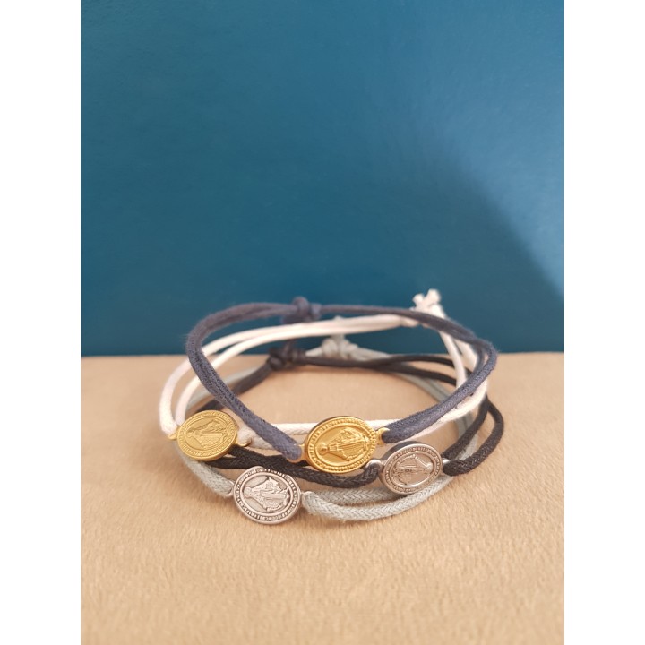 Bracelet coulissant rose et médaille de la Vierge Marie.