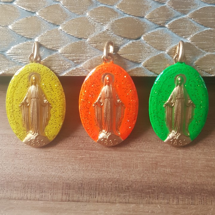 Médaille miraculeuse orange fluo.