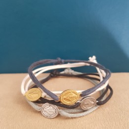 Bracelet coulissant rose et médaille de la Vierge Marie.