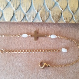 Bracelet croix et perles de nacre