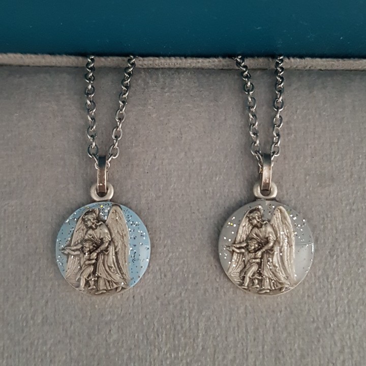 CollierLiberty et médaille miraculeuse en pure nacre.