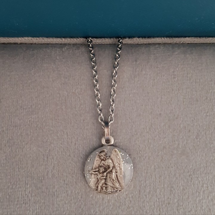 CollierLiberty et médaille miraculeuse en pure nacre.