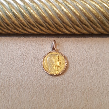 Jolie médaille de la Vierge Marie.