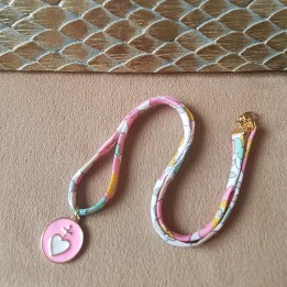croix émaillée rose vif