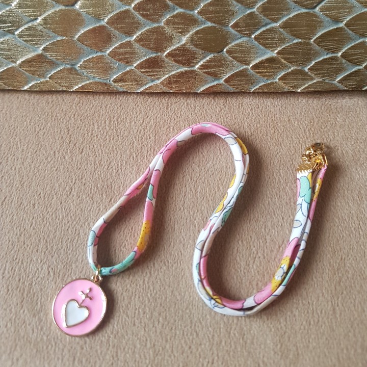 croix émaillée rose vif