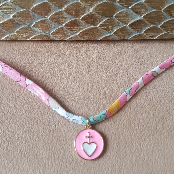 croix émaillée rose vif