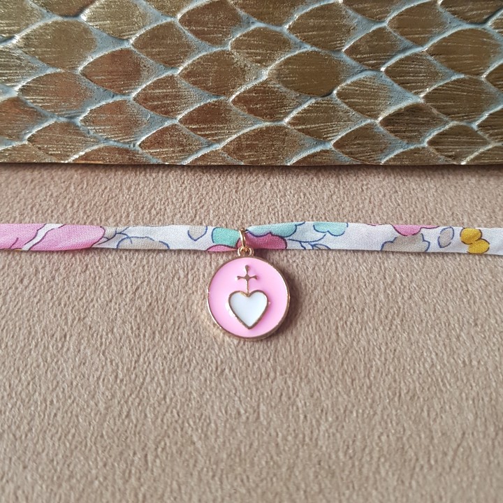 croix émaillée rose vif