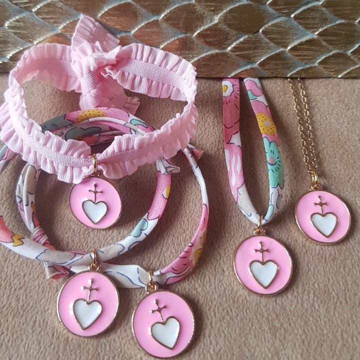 Collier médaille du Cœur Sacré émaillée rose pale et blanc.