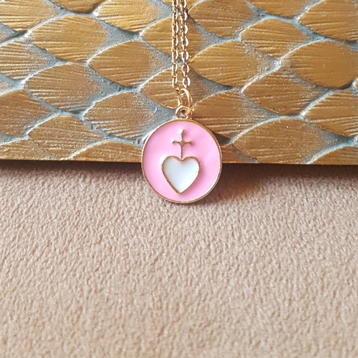 Collier médaille du Cœur Sacré émaillée rose pale et blanc.