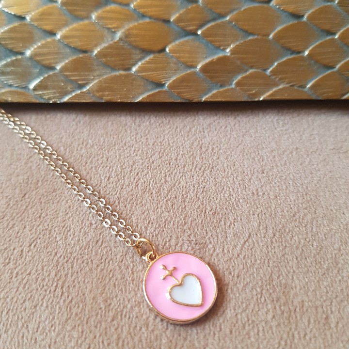Collier médaille du Cœur Sacré émaillée rose pale et blanc.