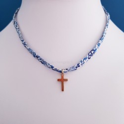 Collier religieux croix émaillée  blanche.