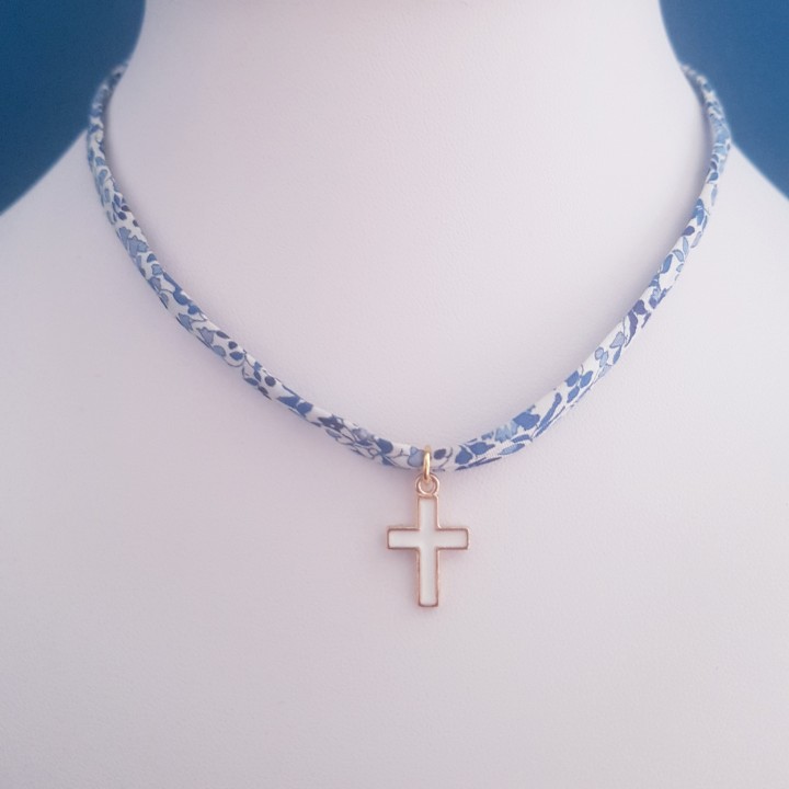 Collier religieux croix émaillée  blanche.