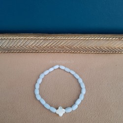 Bijoux religieux: le Bracelet élastique croix en pure nacre et ses perles.