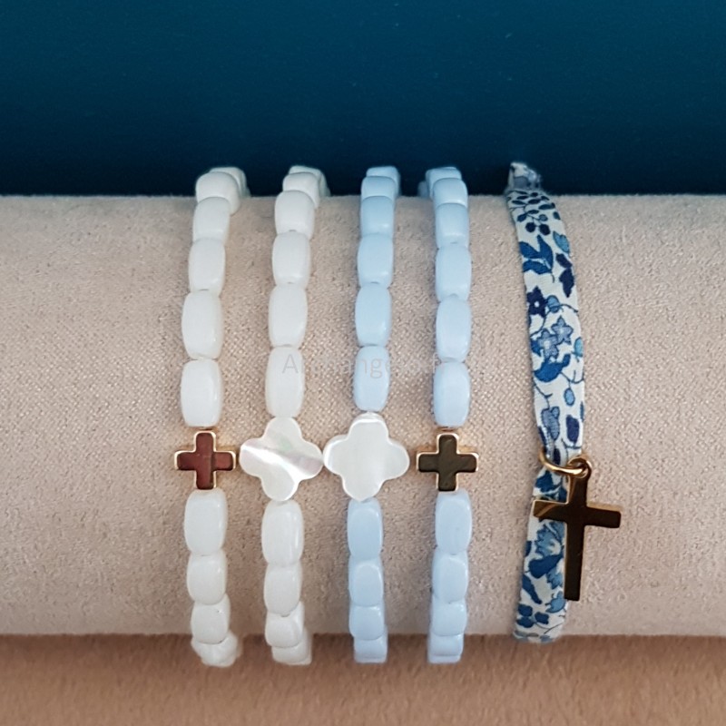 Bijoux religieux: le Bracelet élastique croix en pure nacre et ses perles. Bijoux religieux: le Bracelet élastique croix en pure nacre et ses perles.