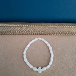 Bijoux religieux: le Bracelet élastique croix en pure nacre et ses perles.