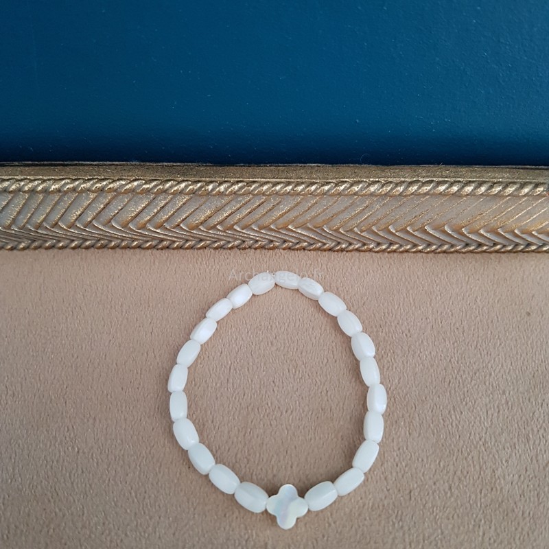Bijoux religieux: le Bracelet élastique croix en pure nacre et ses perles.