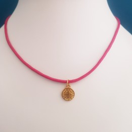 Collier Saint Benoit.  Cordon coton rose vif et médaille acier doré recto verso de Saint Benoit.  Longueur cordon 45 cm.