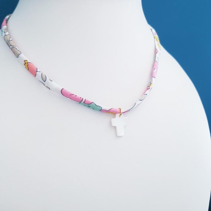 Collier croix nacre